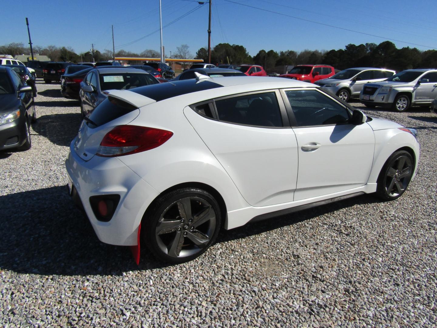 2014 White /Red Hyundai Veloster (KMHTC6AE3EU) with an 4 CYL engine, 6-Speed Manual transmission, located at 15016 S Hwy 231, Midland City, AL, 36350, (334) 983-3001, 31.306210, -85.495277 - Photo#6